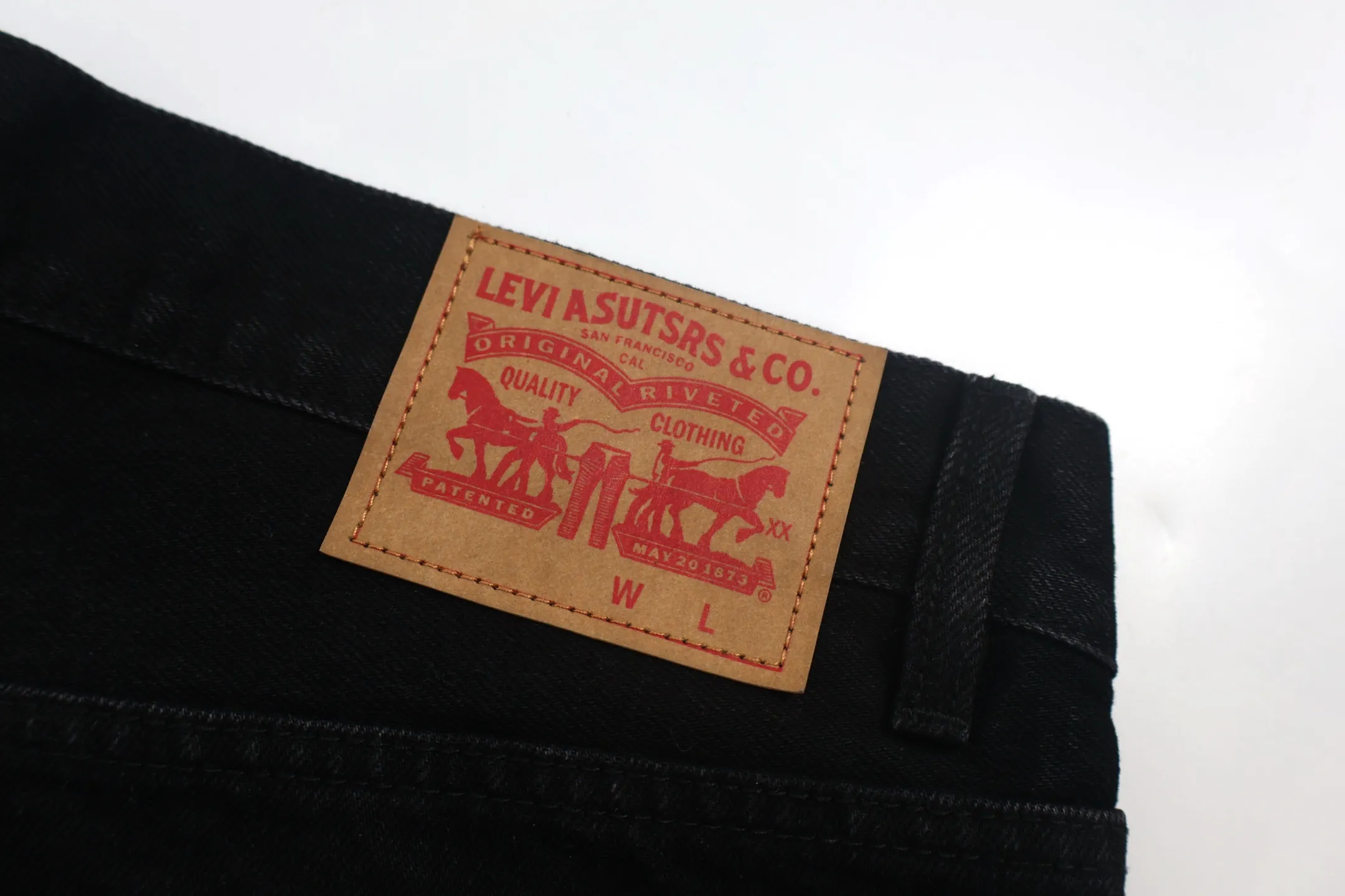 🅿️800 [Exclusive supply] CH Crow Heart Cow King Jeans (Black) Use genuine levis502 as the base plate. Purchase the original version at 5W. Heavy washing, frayed and distressed, customized cowhide cross. After dyeing, it will be fixed and will not fade. Fully right-angle fit hand embroidery thread, a total of 5 small silver nails on the whole body, 1 silver medal, 5 Cross Scout flower buttons. The silver content is 85%. It is not made of 925 silver because the silver content is too high and it will easily turn black and oxidize, which affects the appearance. The printing adopts the garment screen water slurry printing process. Size:32/34/36/38